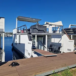 Botel Floating House Sena, Pula
